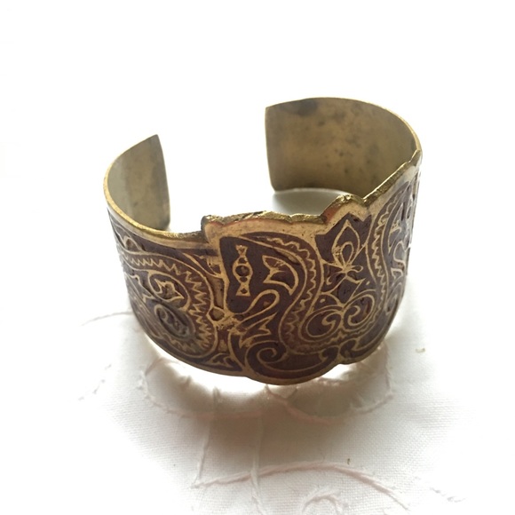 Vintage brass cuff with ornate inlaid detail - Picture 2 of 7
